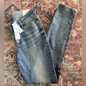 What House Black Market mid rise skinny ankle